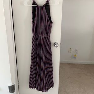Color pleated dress with stretch waist